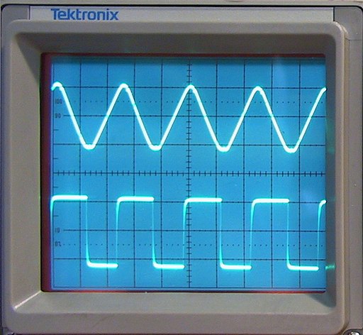 Oscilloscope screen showing a triangle signal and a rectangular signal